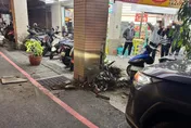影/新北又有高齡駕駛肇事！7旬翁「吃藥開車暴衝撞超商」
