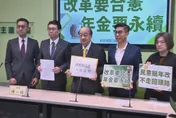 柯建銘領軍赴司法院遞釋憲申請書　主張停砍年金違憲