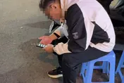 影/逢甲夜市驚見男子「鞋帶綁密錄器」　緊貼短裙妹