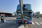 影/台南交通車閃機車失控自撞！號誌桿陷入車頭　2傷送醫