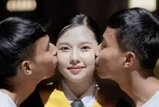 24歲妹子戀上雙胞胎兄弟！兩嘴唇貼臉好親密　家人都同意