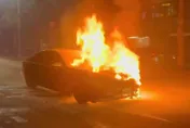 影/台中神岡街頭「BMW竄火煙燒成廢鐵」！驚悚直擊