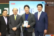 柯建銘出席趙少康新書發表會　主動問「和解大咖啡何時續杯」