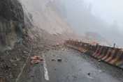 雨彈轟炸釀災！北橫台7線明池路段土石坍方阻斷道路