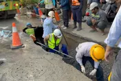 台南西門路五妃街口路面塌陷　疑水管破裂掏空地基