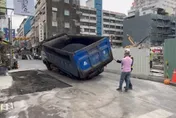 影/台南五妃街隔1晚路面又塌陷！　貨車後輪陷大坑卡住了
