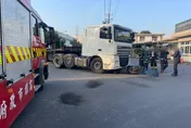 高雄聯結車一口吞噬機車！未禮讓直行釀禍　騎士僅臉擦傷