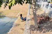 跌落滯洪池！高雄男釣魚摔斷腿　警消衝現場救援送醫