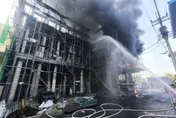 恐怖黑煙竄天！高雄建築工地火警　40勇消急灌救