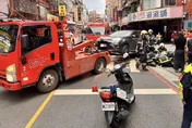 影/新北蘆洲休旅車違規釀禍　婦人遭撞卡車底重傷