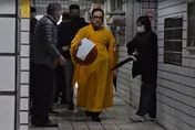 消防員詹能傑殉職！家屬撐傘雨中招魂　弟弟捧牌位神色哀慟