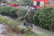 影/貢寮小車翻墜3米深河道　1命危1傷緊急送醫