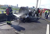 影/五楊高架三重段「引擎室升溫」燒成廢鐵　33歲男急跳車逃劫