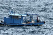 影/台東烏石鼻釣客落海　漁船、消防合力急救援
