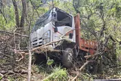 影/南投小貨車疑「方向盤卡死」失控墜百米山谷　搶命畫面曝