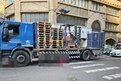 彰化買菜婦過馬路遭大貨車輾過　臟器外露當場死亡