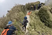 台東關山嶺登山客跌倒骨折　警消救援搬運下山送醫