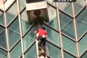 看霍諾德爬101　極限運動玩家疑闖遠雄金融中心頂端