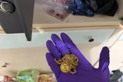 影/找到了！桃園銀樓搶案「42萬元金飾」接應者家中搜出