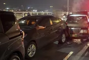 駕駛恍神釀禍！4車民權大橋連環撞狂冒煙　1女胸悶送醫
