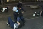 影/醉男超商前撂英文嗆警！遭噴辣水壓地制伏搜出K毒