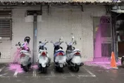影/北市信義區名店遭潑漆　男子騎機車穿雨衣犯案落網