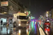 影/新北鶯歌曳引車自撞分隔島　卡路中佔2線道塞爆