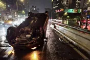北市辛亥路自小客翻車車禍　駕駛受困送醫急救