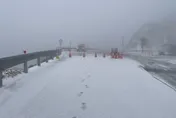 影/合歡山又下雪花！積雪1.5公分　夢幻銀白世界曝