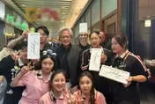 認證「新鮮好吃」！黃仁勳深圳啖牛肉火鍋　店員見本尊嗨：很隨和