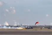 影/NASA研究機起落架故障迫降！「機腹著陸」拖出火光