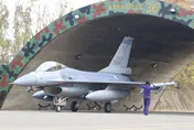 空軍春節加強戰備　F-16V掛載AIM-120飛彈展射後不理戰力