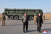 北韓試射更新型大口徑火箭炮　金正恩攜女兒親臨讚效果理想
