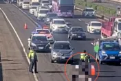 影/國1驚悚大場面！男子疑闖車道被撞擊