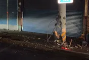 高雄曳引車撞電桿險衝民宅！　超載19噸瀝青罰4萬8