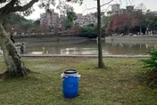 大湖公園釣客「丟活魚入桶」　內行人解答：清除外來種