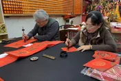 貼在門上的「紅色秘密」　春聯其實來自古老符令