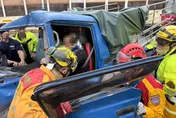 國道1號基隆段3車連環撞　小貨車車頭全毀駕駛受困