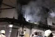 萬華公寓凌晨大火！2樓陽台竄火舌　15人睡一半驚逃
