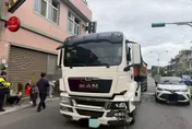 影/宜蘭驚險追撞！聯結車煞不住　從2車夾縫中竄出