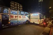 影/北市大安區公車、遊覽車追撞　2車大面積玻璃碎裂