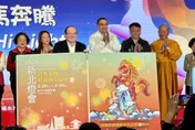 新北燈會15米紅寶馬主燈新春亮相　人氣療癒IP線條小狗萌翻大都會公園
