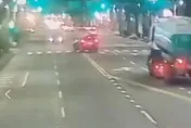 影/高雄深夜傳車禍！左轉未禮讓　租賃車猛撞車頭全毀