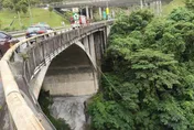 7旬男墜石碇長潭壁橋！警消吊掛拉起　送醫仍不治