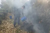 嘉義梅山產業道路竄火　警民接力載水灌救阻火燒山