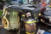 影/桃園警車、得利卡相撞釀翻覆！駕駛一度受困　救援直擊