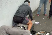 影/楠梓老夫婦遭逆向騎士暴打　21歲男大生鎖喉壓制解危