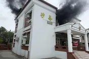高雄砂崙派出所燒起來　「火勢2樓竄出」警急打119