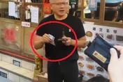 影/黃仁勳親簽錢包「下秒抽鈔票寵粉」　網嗨：只有黃爸爸能做