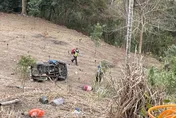 新社產業道路小貨車翻落農田　48歲男命危搶救